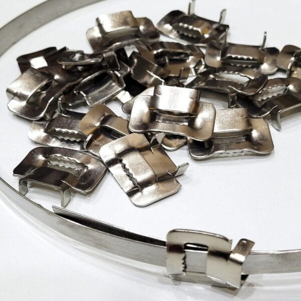 Cinchas de metal para cables sobre fondo blanco.
