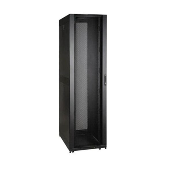 Rack servidor negro vacío, puerta frontal rejilla.