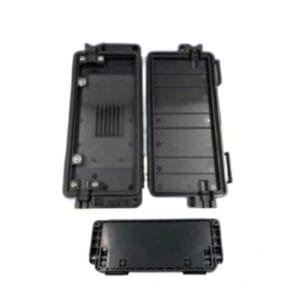 Caja plástica negra abierta y cerrada