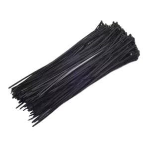 Bridas negras de plástico apiladas