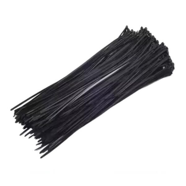 Bridas negras de plástico apiladas