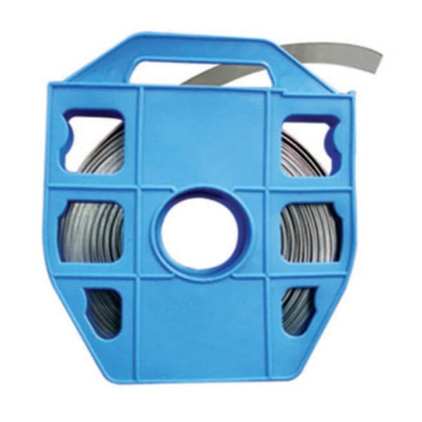 Rollo de cinta metálica en caja azul.