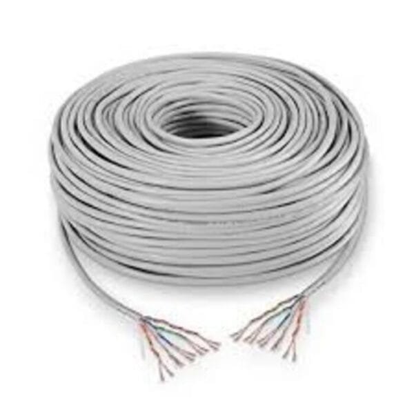 Rollo de cable Ethernet gris con extremos pelados.
