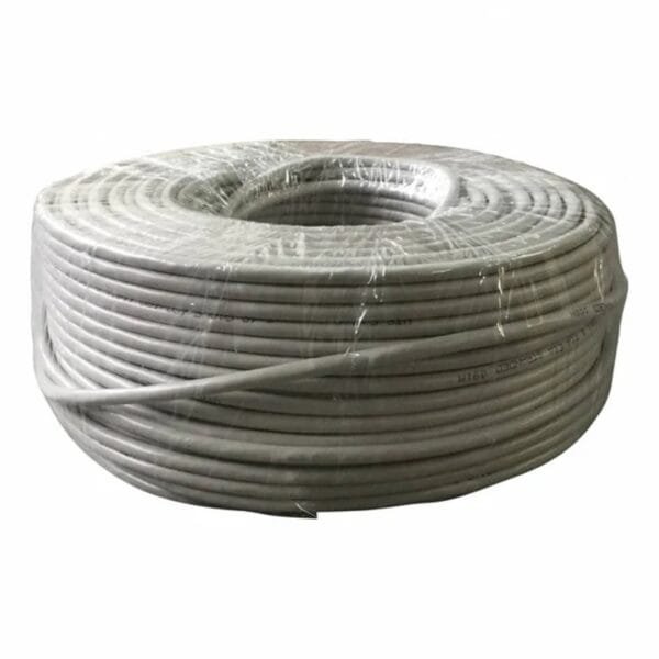 Rollo de cable blanco envuelto en plástico transparente.