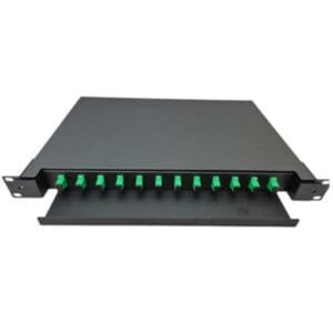 Caja distribuidora de fibra óptica con conectores verdes.