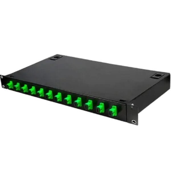 Panel de conexiones con puertos verdes.