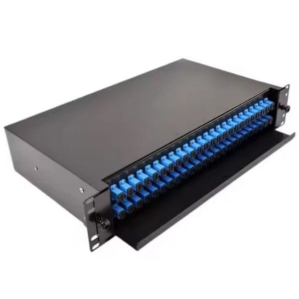 Panel de distribución de fibra óptica negro con conectores azules.