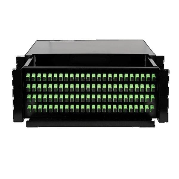 Panel de fibras ópticas con conexiones verdes.