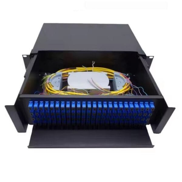 Rack de fibra óptica con conexiones.