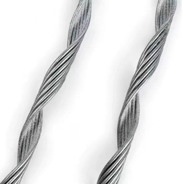 Cables metálicos entrelazados sobre fondo blanco