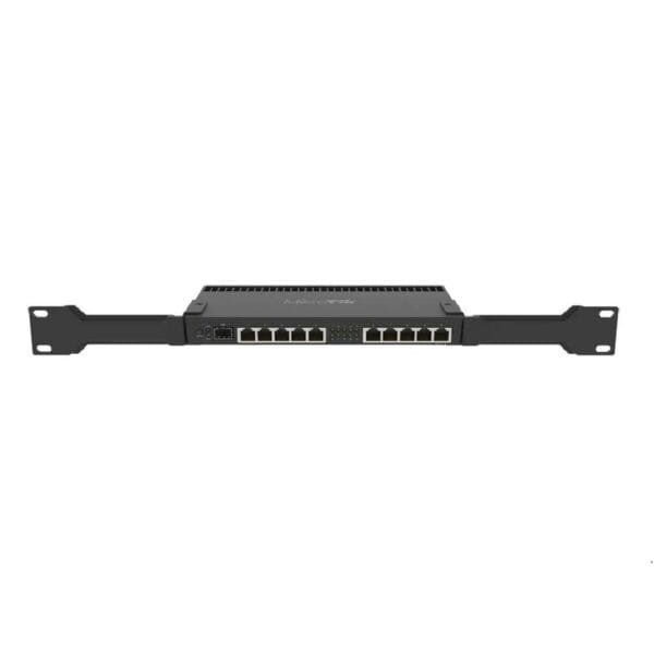 Servidor rack negro con múltiples puertos de red.