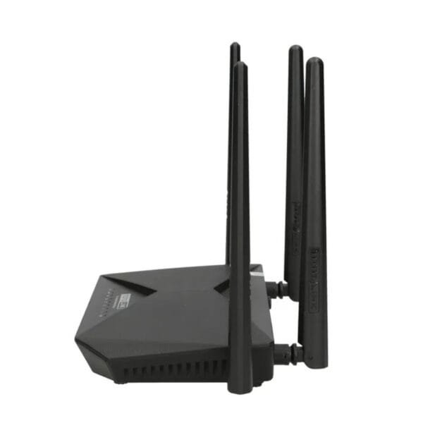 Router negro con tres antenas verticales